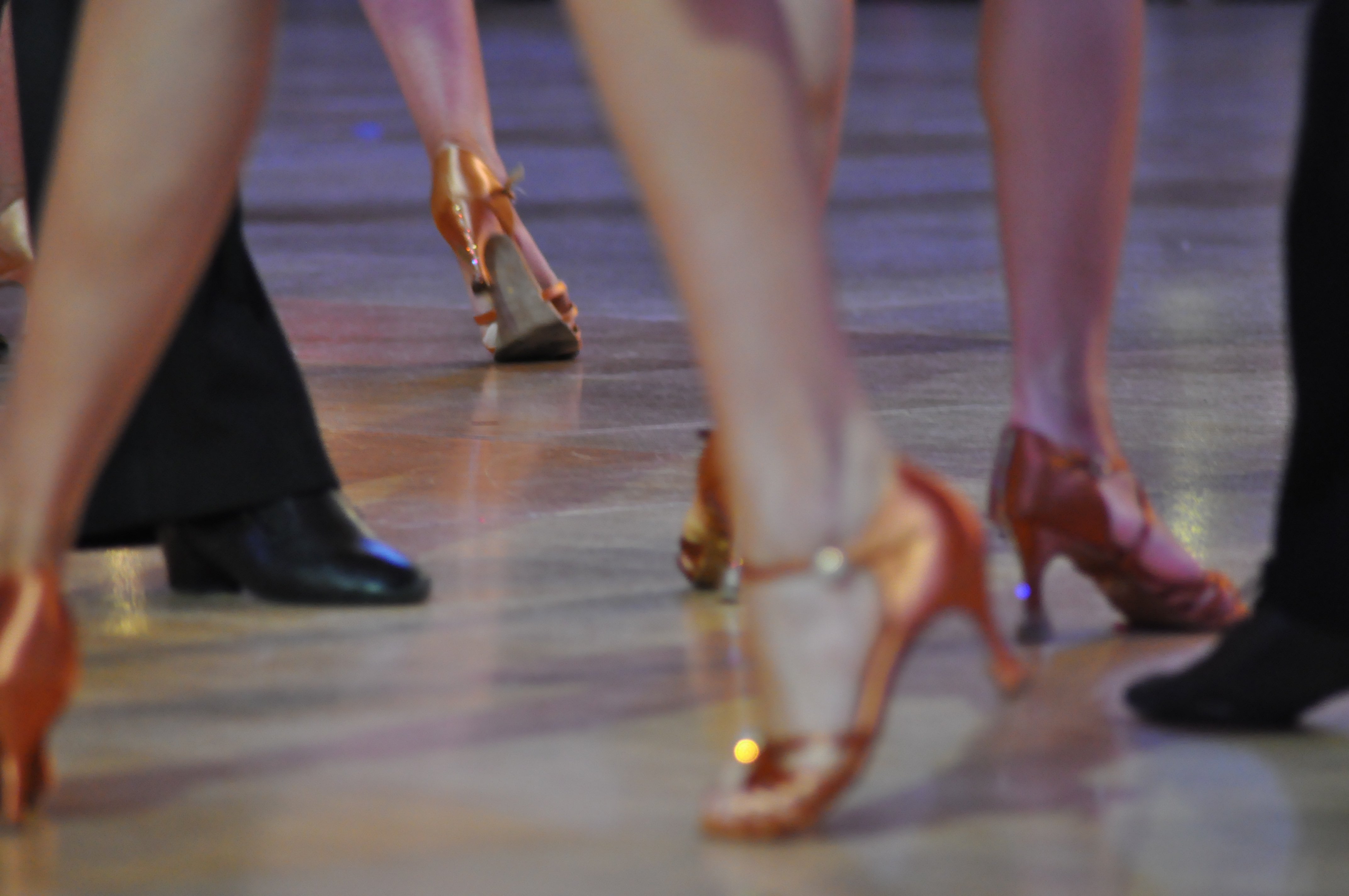 Танец ногами. Танго ноги. Туфли для танцев. Нога в туфле танец. Dancing couple.